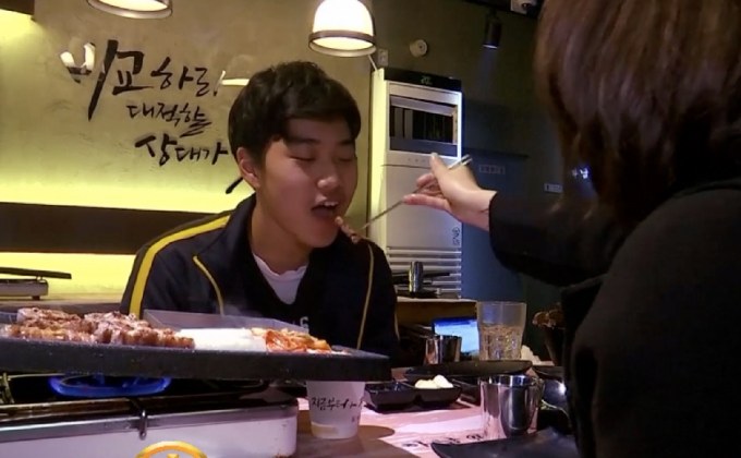 ชาวเกาหลีใต้กินหมูสามชั้นย่างสู้ปัญหาฝุ่นควัน