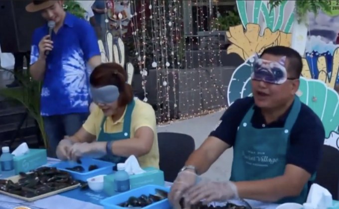 แข่งปิดตากินหอยแมลงภู่ จ.ประจวบคีรีขันธ์