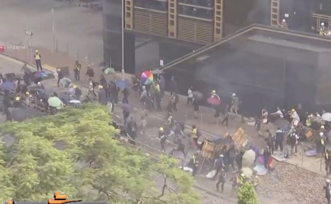 ตำรวจฮ่องกงปิดล้อมผู้ประท้วงที่ ม.โพลีเทคนิค