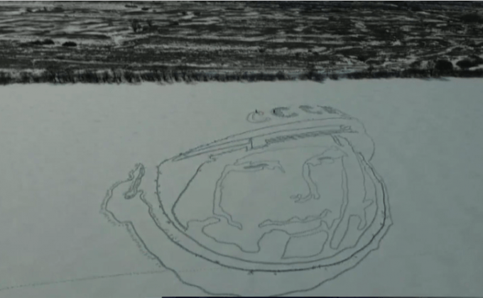 ภาพเหมือน “ยูริ กาการิน” บนพื้นผิวน้ำแข็งของทะเลสาบ