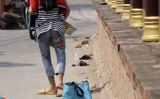 ชาวบ้านใช้ก้อนหิน-เศษกระถาง จองคิวรับอาหาร จ.เชียงใหม่