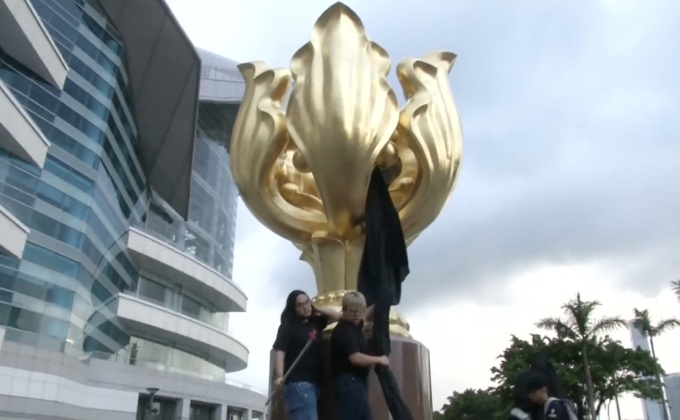 ผู้ประท้วงในฮ่องกงคลุมรูปปั้นด้วยผ้าดำ