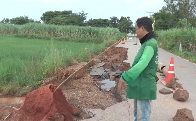 น้ำกัดเซาะถนนทรุดตัวกว่า 50 เมตร จ.มหาสารคาม