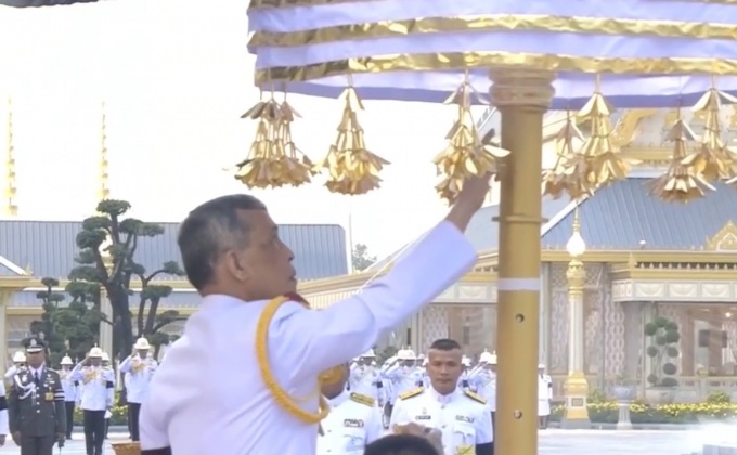 ร.10 เสด็จฯ พิธียกนพปฎลมหาเศวตฉัตรยอดพระเมรุมาศ