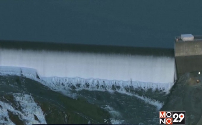 แคลิฟอร์เนียเร่งอพยพประชาชนหลังน้ำล้นเขื่อน