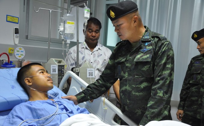 “มทภ. 2” เยี่ยมให้กำลังใจทหารที่ได้รับบาดเจ็บจากเหตุเหยียบกับระเบิด-ขอบคุณที่ทำหน้าที่อย่างเสียสละ