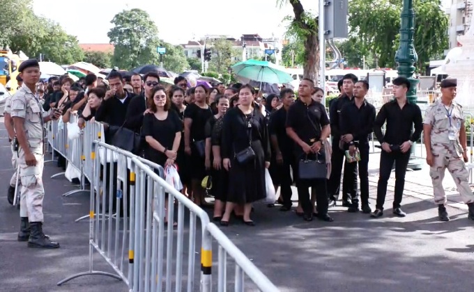ประชาชนหลั่งไหลเข้ากราบถวายบังคมพระบรมศพ