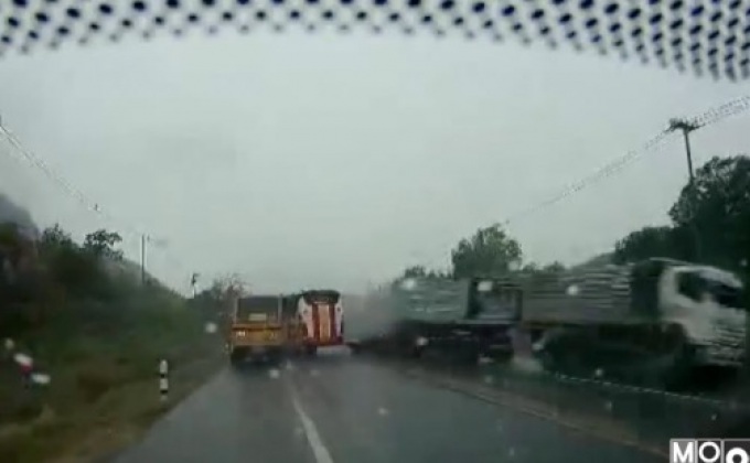 ภาพวินาทีรถบัสนักเรียนแซงไม่พ้นชนรถพ่วง