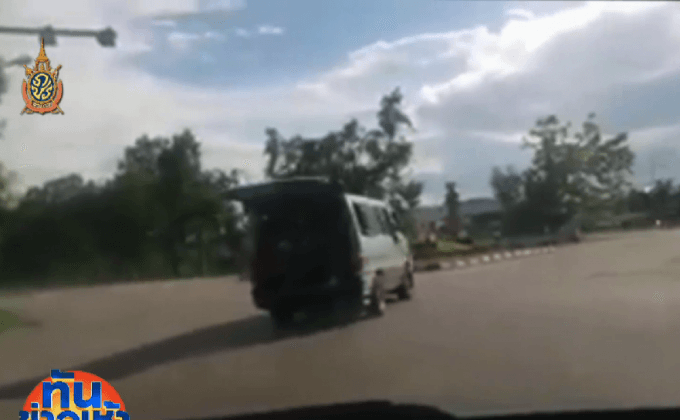 หวาดเสียว! รถตู้ลำปางเปิดท้ายรถขณะวิ่งส่งนักเรียน