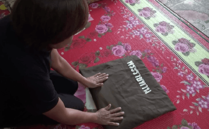 สุดซาบซึ้ง ชาวบ้านสตูลกราบไหว้ถุงยังชีพพระราชทาน