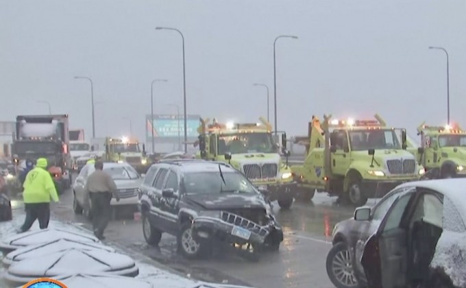 รถชนกัน 50 คันหลังหิมะตกในชิคาโก