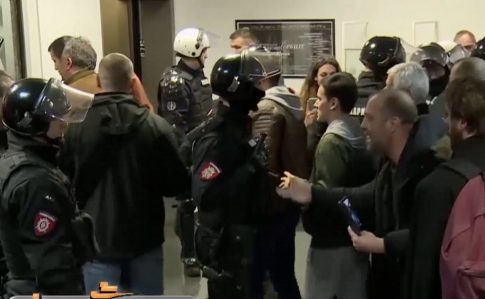 ตำรวจขับไล่ผู้ประท้วงที่บุกรุกสถานีโทรทัศน์เซอร์เบีย