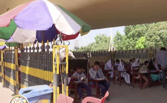 “โรงเรียนทางเท้า” การศึกษาเพื่อเด็กยากจน