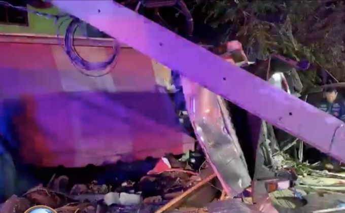 กระบะเสียหลักฟาดเสาไฟ