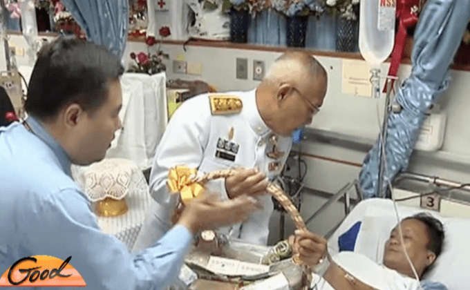 เชิญแจกันดอกไม้พระราชทานเยี่ยมผู้บาดเจ็บ