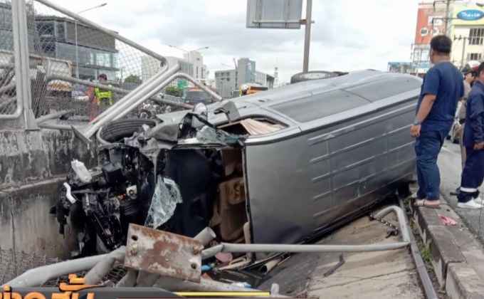 “ประวิตร” รุดเยี่ยม “พัชรวาท” รถคว่ำตกร่องกลางถนน