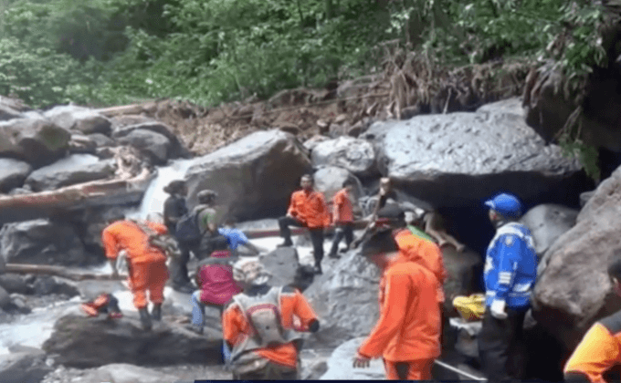 น้ำท่วมและดินถล่มที่น้ำตกในอินโดนีเซียตาย 17 คน