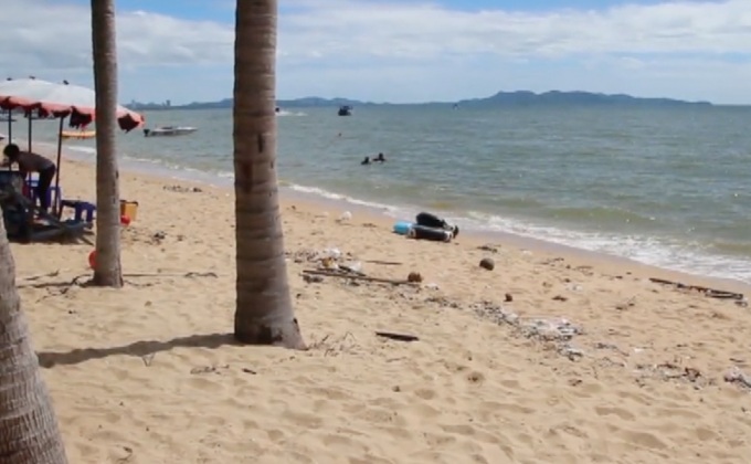 ขยะเกยตื้นริมหาดจอมเทียน พัทยา
