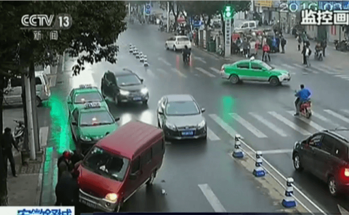 รถตู้วิ่งทับสาวจีน รอดตายหวุดหวิด