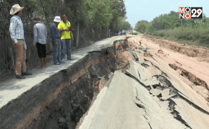 แท็กซี่ตกร่องถนนทรุด จ.ปทุมธานี