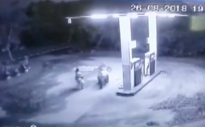 คนร้ายกระชากสร้อยเจ้าของปั๊มจนล้มลากไปกับพื้น