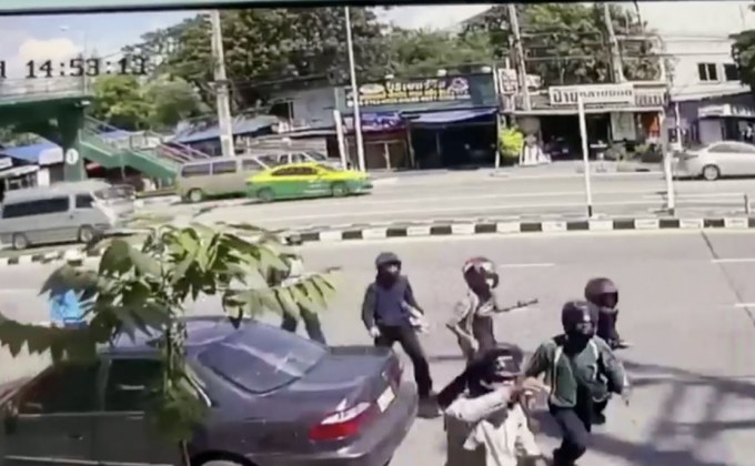 นักเรียน 2 สถาบันก่อเหตุทำร้ายกลางแยกไฟแดงเจ็บ 3 คน