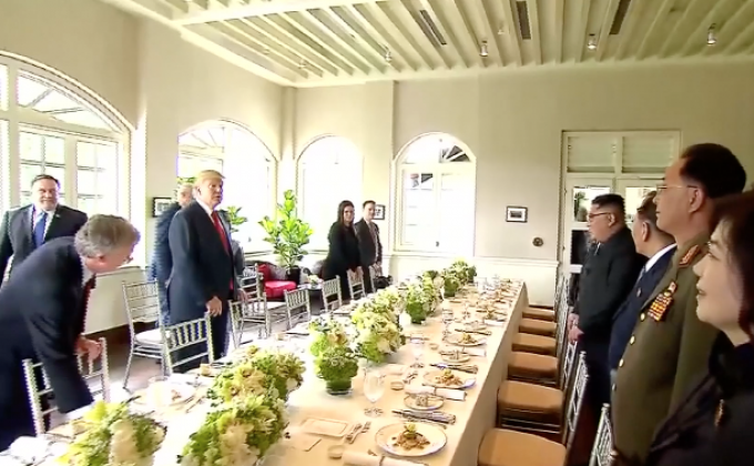 สิงคโปร์เสิร์ฟอาหารตะวันตกรสชาติเอเชีย “ทรัมป์-คิม”