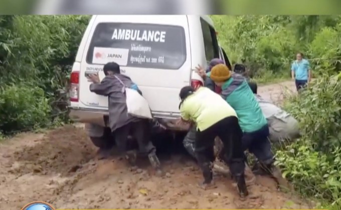 แพทย์อมก๋อย ลุยโคลนรักษาเด็กดอย