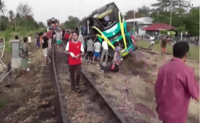 รถไฟชนรถทัวร์นำเที่ยว จ.นครปฐม
