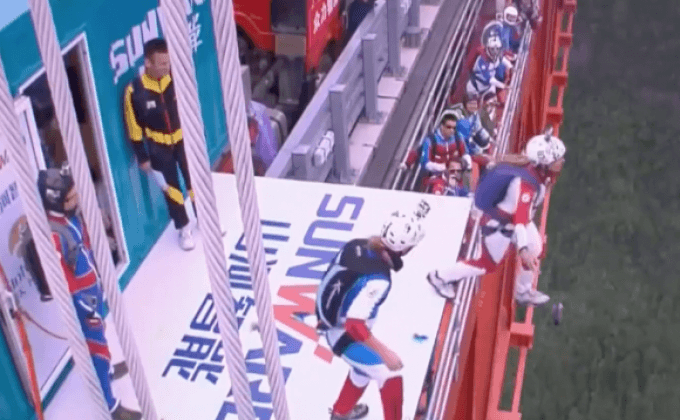 แข่งโดดร่มจากทางเดินทางลอยฟ้าในจีน