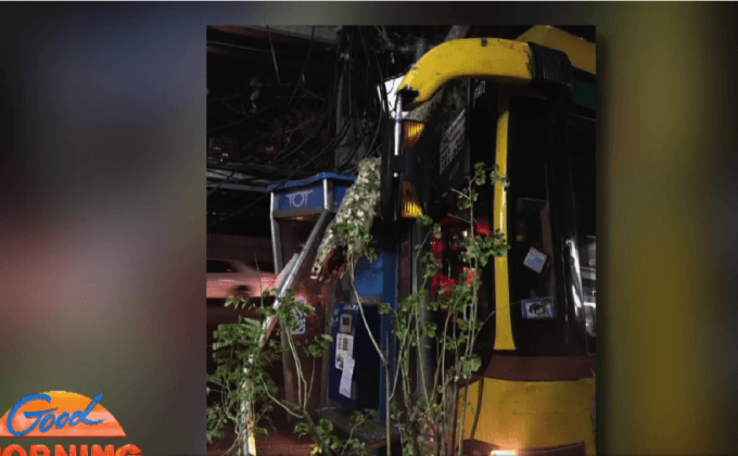 รถเมล์ ปอ.11 พุ่งชนเสาไฟฟ้า คนขับสลบคาที่