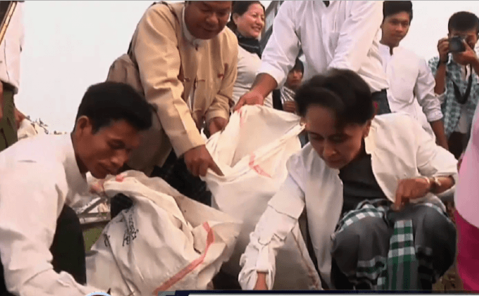 “อองซาน ซูจี” นำลูกพรรคเก็บขยะข้างถนน