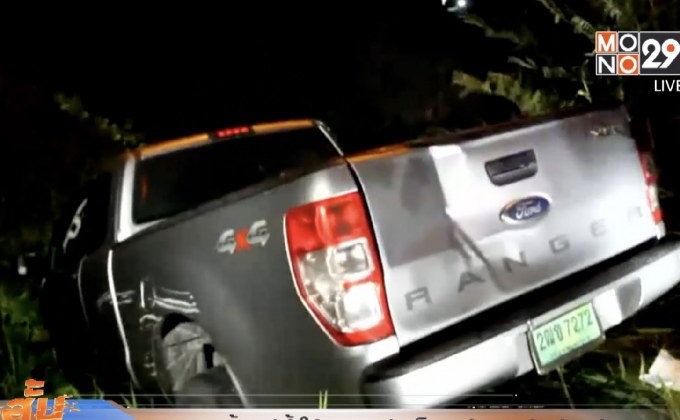 รถกระบะถูกทิ้งแม่น้ำใช้หมวกกันน็อคตำรวจขัดคันเร่ง