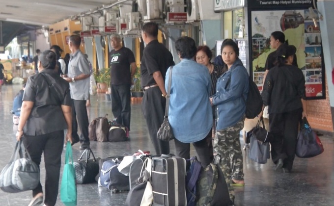 ประชาชนทยอยเดินทางร่วมพระราชพิธีฯ