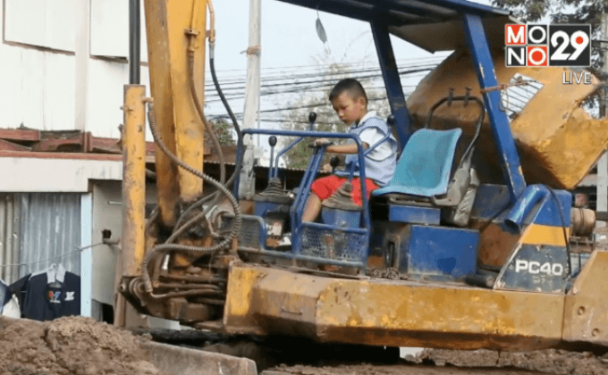ทึ่ง! หนูน้อยวัย 5 ขวบ ขับรถแบ็กโฮมืออาชีพ