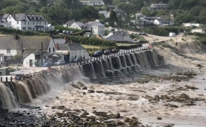 เจ้าหน้าที่อังกฤษช่วยเหลือผู้ประสบน้ำท่วม