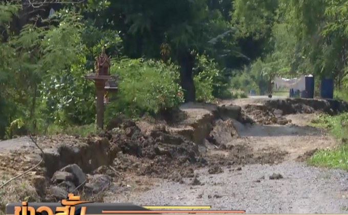 ถนนหมู่บ้านริมแม่น้ำน่าน จ.พิจิตร ยุบตัว