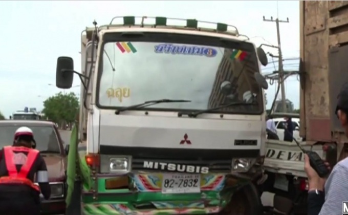 สิบล้อชนท้ายต่อกัน 3 คันขณะจอดติดไฟแดง