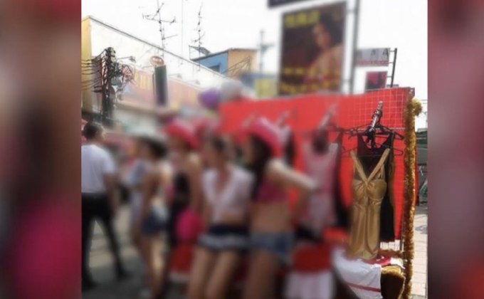 แจ้ง 4 ข้อหาบริษัทถ่ายหนัง วางเซ็กซ์ทอยกลางถนนข้าวสาร