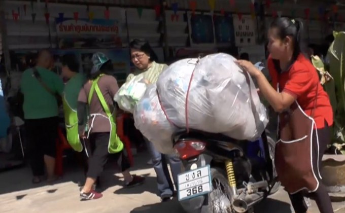 ชาวบ้านหล่มเก่านำขยะแลกไข่ ลดขยะได้กว่า 10 ตัน