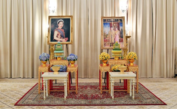 พระบาทสมเด็จพระเจ้าอยู่หัว และสมเด็จพระนางเจ้าฯ พระบรมราชินี ทรงโปรดเกล้าฯ พระราชทานเงินแก่รัฐบาล 99,900,000 ล้านบาท แก่รัฐบาล เพื่อนำไปสนับสนุนการจัดตั้งโรงพยาบาลสนาม ศูนย์พักคอยและสถานที่กักตัว ทั่วประเทศ