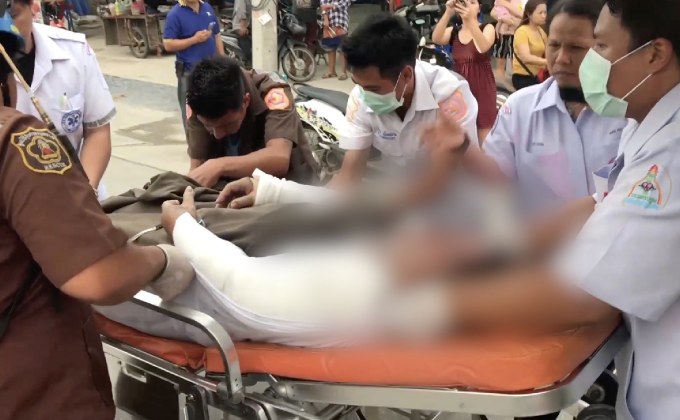 บุกราดน้ำมันจุดไฟเผา 2 สามีภรรยากลางตลาดนัด