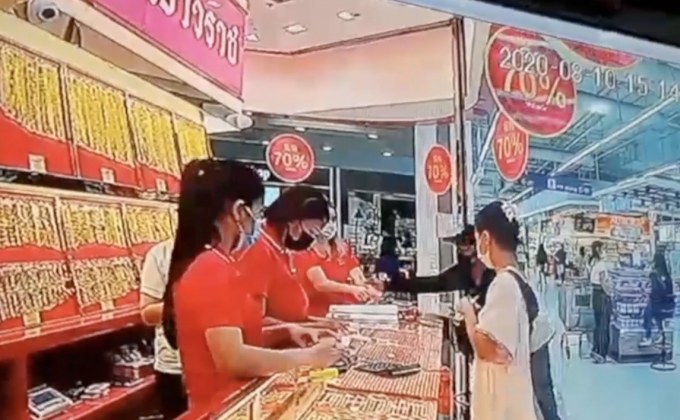 เร่งติดตามคนร้ายวิ่งราวเงินสดร้านทอง 9 หมื่นบาท