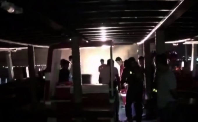 ไฟไหม้เรือโดยสารนักท่องเที่ยวกว่า 130 คนรอด