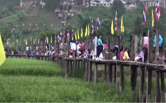 เร่งติดตั้งสะพานชั่วคราวหลังสะพานไม้ซูตองเป้พังถล่ม