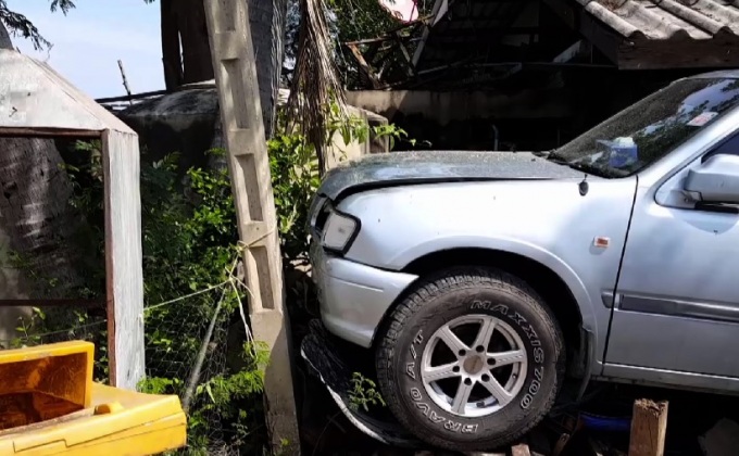 รถกระบะพุ่งชนร้านอาหารริมทางเสียชีวิต 1 คน