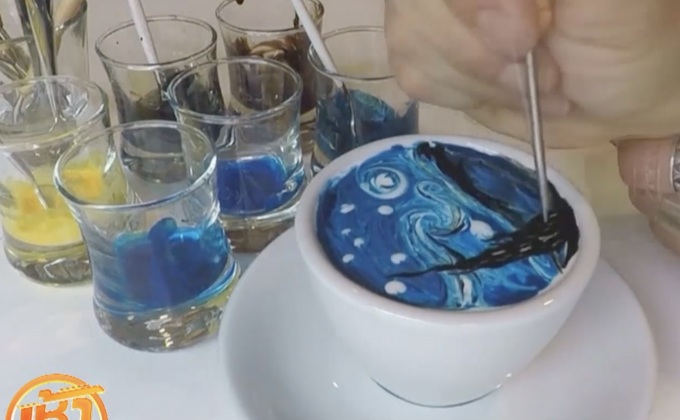 บาริสต้าเกาหลีวาดภาพลงบนกาแฟ