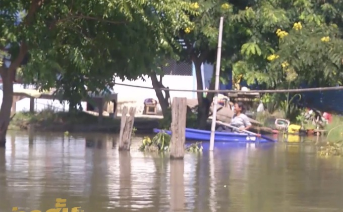 แม่น้ำยมล้นชาวบ้านใช้เรือสัญจร จ.พิจิตร