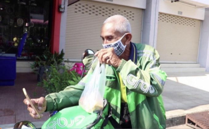 ตาวัย 70 ปีสู้! ยืมโทรศัพท์หลาน วิ่งแกร็บฟุ้ดเลี้ยงชีพ