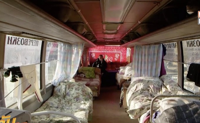 รถบัสดัดแปลงที่หลบภัยหนาวคนไร้บ้านในรัสเซีย